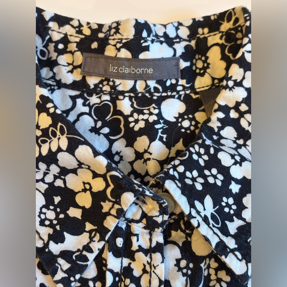 Liz Claiborne Black and White Floral Button up Blouse.Women’s XL.